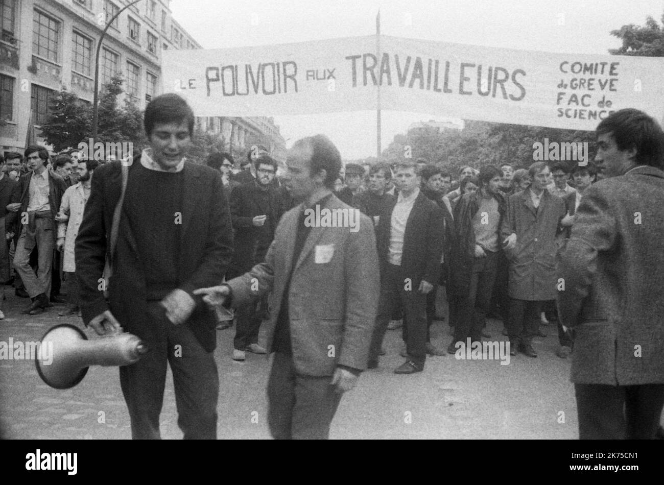 La période volatile de troubles civils en France en mai 1968 a été ponctuée par des manifestations et des grèves générales massives, ainsi que par l'occupation d'universités et d'usines à travers la France. Au plus fort de sa ferveur, elle a mis l'économie entière de la France à l'arrêt quasi-total. Les manifestations ont atteint un tel point que les dirigeants politiques craignaient une guerre civile ou une révolution ; le gouvernement national lui-même a momentanément cessé de fonctionner après que le président CharlesdeGaulle ait secrètement fui la France pendant quelques heures. Les manifestations ont suscité un mouvement artistique, avec des chansons, des graffitis imaginatifs, des affiches et des slogans Banque D'Images