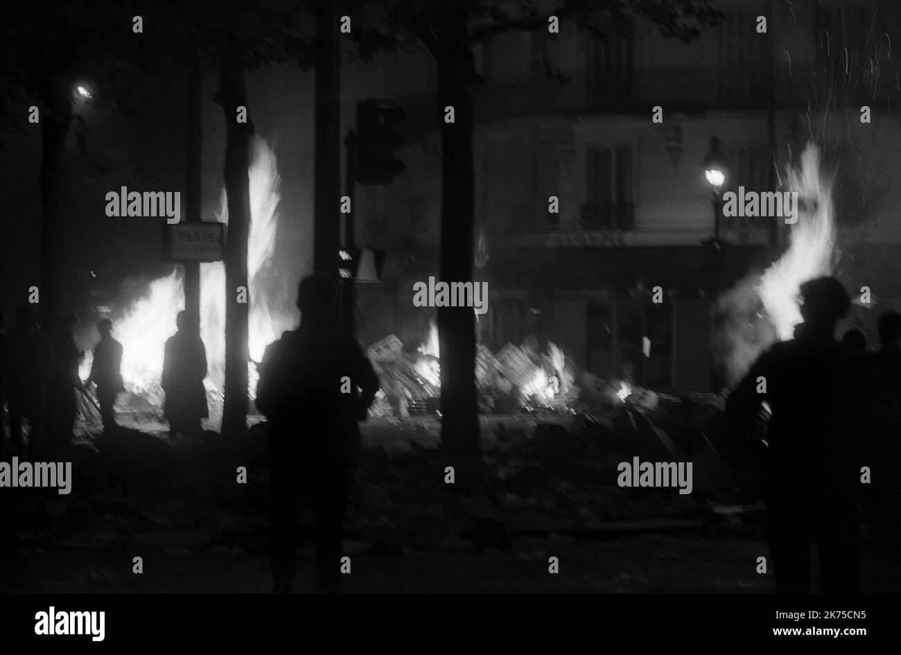 La période volatile de troubles civils en France en mai 1968 a été ponctuée par des manifestations et des grèves générales massives, ainsi que par l'occupation d'universités et d'usines à travers la France. Au plus fort de sa ferveur, elle a mis l'économie entière de la France à l'arrêt quasi-total. Les manifestations ont atteint un tel point que les dirigeants politiques craignaient une guerre civile ou une révolution ; le gouvernement national lui-même a momentanément cessé de fonctionner après que le président CharlesdeGaulle ait secrètement fui la France pendant quelques heures. Les manifestations ont suscité un mouvement artistique, avec des chansons, des graffitis imaginatifs, des affiches et des slogans Banque D'Images