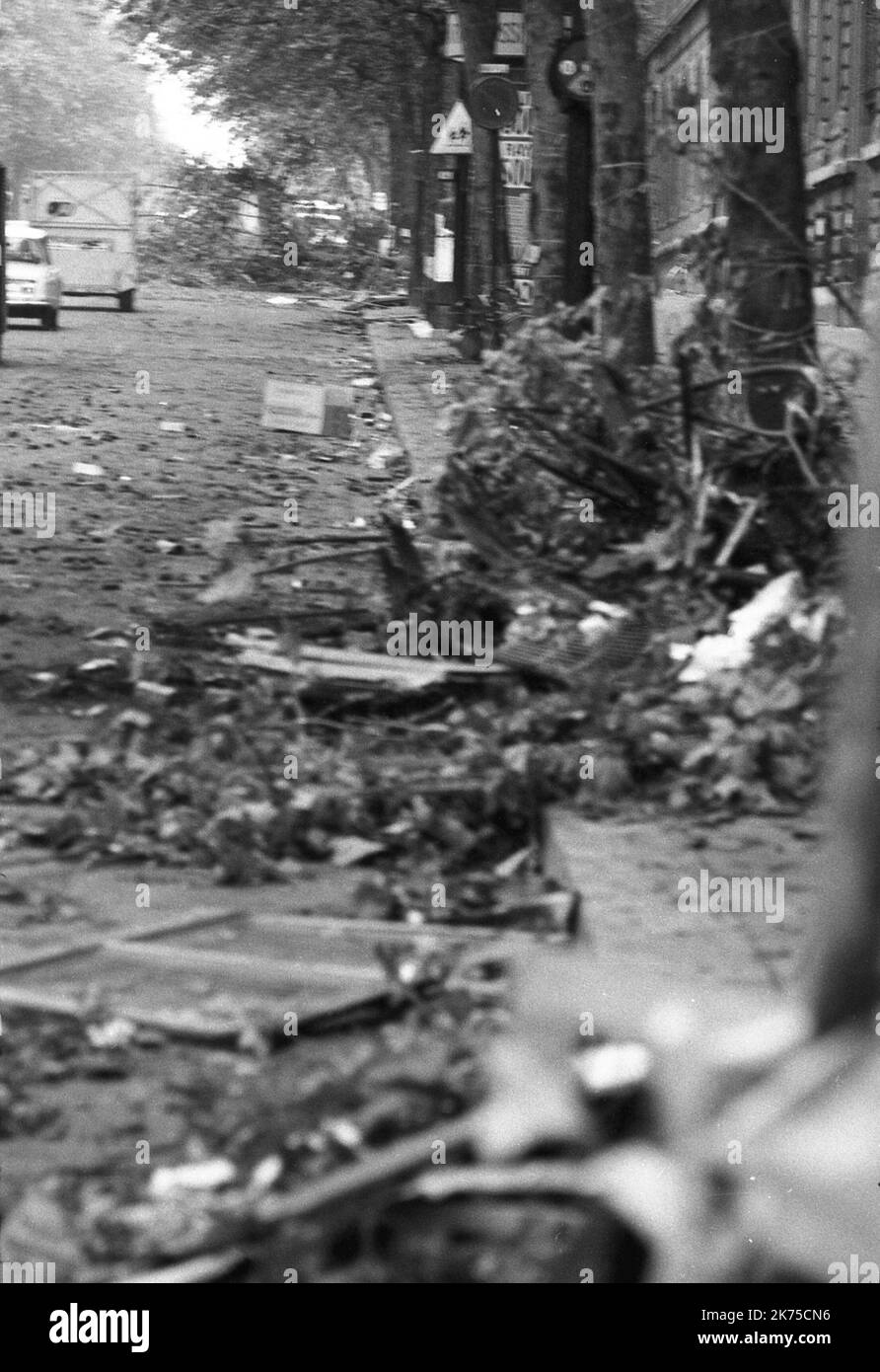 La période volatile de troubles civils en France en mai 1968 a été ponctuée par des manifestations et des grèves générales massives, ainsi que par l'occupation d'universités et d'usines à travers la France. Au plus fort de sa ferveur, elle a mis l'économie entière de la France à l'arrêt quasi-total. Les manifestations ont atteint un tel point que les dirigeants politiques craignaient une guerre civile ou une révolution ; le gouvernement national lui-même a momentanément cessé de fonctionner après que le président CharlesdeGaulle ait secrètement fui la France pendant quelques heures. Les manifestations ont suscité un mouvement artistique, avec des chansons, des graffitis imaginatifs, des affiches et des slogans Banque D'Images