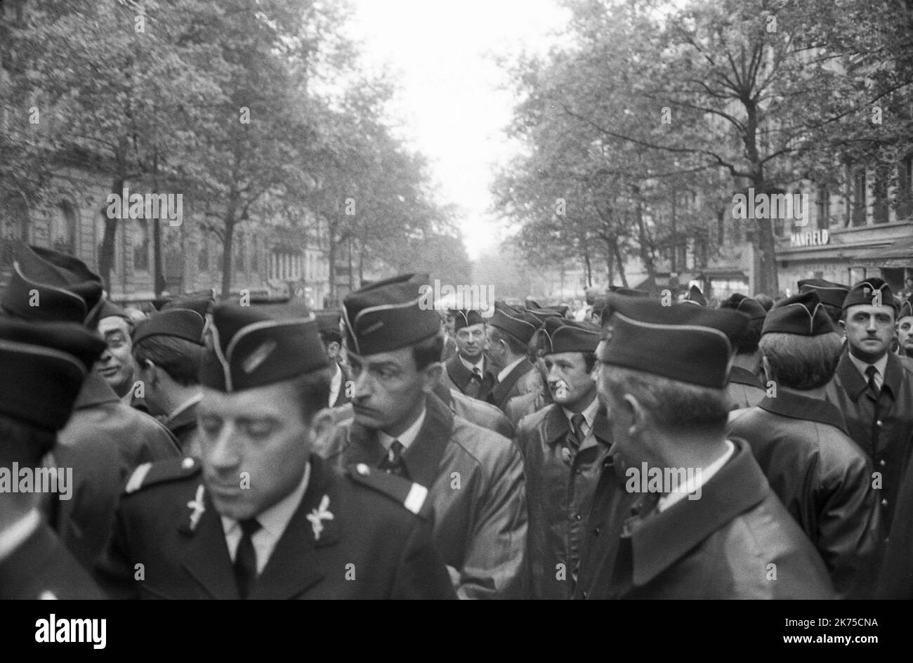 La période volatile de troubles civils en France en mai 1968 a été ponctuée par des manifestations et des grèves générales massives, ainsi que par l'occupation d'universités et d'usines à travers la France. Au plus fort de sa ferveur, elle a mis l'économie entière de la France à l'arrêt quasi-total. Les manifestations ont atteint un tel point que les dirigeants politiques craignaient une guerre civile ou une révolution ; le gouvernement national lui-même a momentanément cessé de fonctionner après que le président CharlesdeGaulle ait secrètement fui la France pendant quelques heures. Les manifestations ont suscité un mouvement artistique, avec des chansons, des graffitis imaginatifs, des affiches et des slogans Banque D'Images