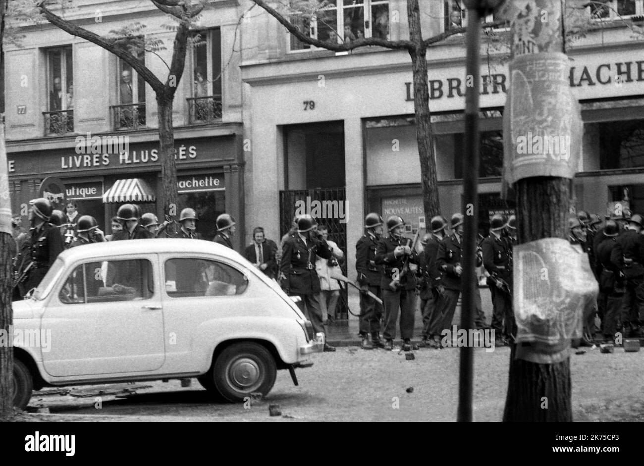 La période volatile de troubles civils en France en mai 1968 a été ponctuée par des manifestations et des grèves générales massives, ainsi que par l'occupation d'universités et d'usines à travers la France. Au plus fort de sa ferveur, elle a mis l'économie entière de la France à l'arrêt quasi-total. Les manifestations ont atteint un tel point que les dirigeants politiques craignaient une guerre civile ou une révolution ; le gouvernement national lui-même a momentanément cessé de fonctionner après que le président CharlesdeGaulle ait secrètement fui la France pendant quelques heures. Les manifestations ont suscité un mouvement artistique, avec des chansons, des graffitis imaginatifs, des affiches et des slogans Banque D'Images