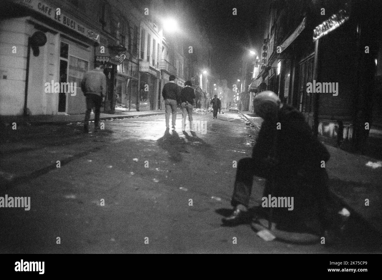 La période volatile de troubles civils en France en mai 1968 a été ponctuée par des manifestations et des grèves générales massives, ainsi que par l'occupation d'universités et d'usines à travers la France. Au plus fort de sa ferveur, elle a mis l'économie entière de la France à l'arrêt quasi-total. Les manifestations ont atteint un tel point que les dirigeants politiques craignaient une guerre civile ou une révolution ; le gouvernement national lui-même a momentanément cessé de fonctionner après que le président CharlesdeGaulle ait secrètement fui la France pendant quelques heures. Les manifestations ont suscité un mouvement artistique, avec des chansons, des graffitis imaginatifs, des affiches et des slogans Banque D'Images