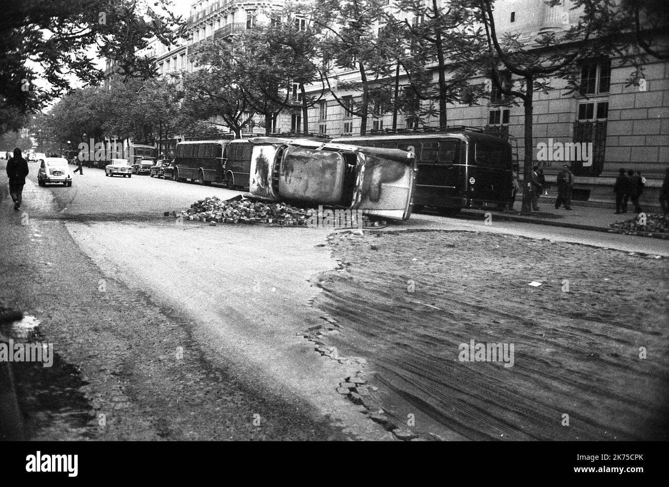 La période volatile de troubles civils en France en mai 1968 a été ponctuée par des manifestations et des grèves générales massives, ainsi que par l'occupation d'universités et d'usines à travers la France. Au plus fort de sa ferveur, elle a mis l'économie entière de la France à l'arrêt quasi-total. Les manifestations ont atteint un tel point que les dirigeants politiques craignaient une guerre civile ou une révolution ; le gouvernement national lui-même a momentanément cessé de fonctionner après que le président CharlesdeGaulle ait secrètement fui la France pendant quelques heures. Les manifestations ont suscité un mouvement artistique, avec des chansons, des graffitis imaginatifs, des affiches et des slogans Banque D'Images