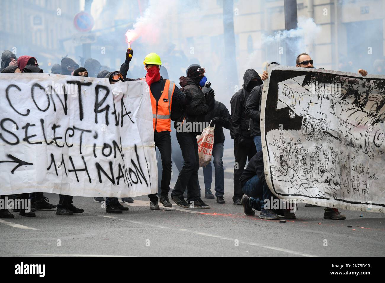 Des affrontements avec les forces de police lors de la manifestation d'élèves du secondaire de 22 mars 2018 au cours d'une manifestation pour protester contre la série de réformes du gouvernement français sont en cours à 22 mars 2018, à Paris, en France. Sept syndicats ont appelé les travailleurs du secteur public à faire grève à 22 mars, notamment le personnel des écoles et des hôpitaux, les fonctionnaires et les contrôleurs de la circulation aérienne. Plus de 140 manifestations sont prévues dans toute la France. Banque D'Images