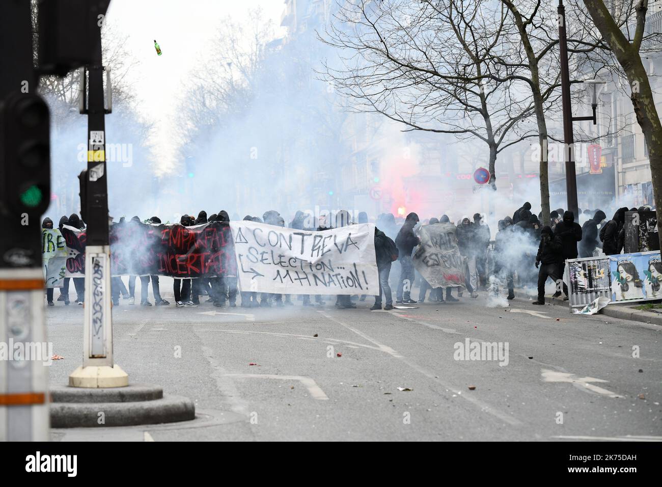 Des affrontements avec les forces de police lors de la manifestation d'élèves du secondaire de 22 mars 2018 au cours d'une manifestation pour protester contre la série de réformes du gouvernement français sont en cours à 22 mars 2018, à Paris, en France. Sept syndicats ont appelé les travailleurs du secteur public à faire grève à 22 mars, notamment le personnel des écoles et des hôpitaux, les fonctionnaires et les contrôleurs de la circulation aérienne. Plus de 140 manifestations sont prévues dans toute la France. Banque D'Images