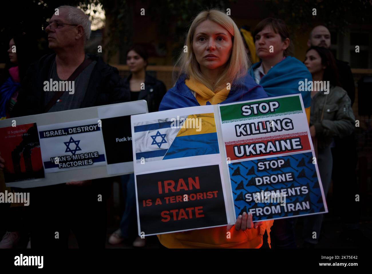 Varsovie, Varsovie, Pologne. 17th octobre 2022. Une femme tient des pancartes lors d'une manifestation devant l'ambassade d'Iran à 17 octobre 2022 à Varsovie, en Pologne. Des membres de la diaspora ukrainienne de Pologne se sont rassemblés devant l'ambassade de la République islamique d'Iran pour protester contre le soutien que le gouvernement iranien accorde à la Russie en leur fournissant des drones kamikaze. Le rassemblement a eu lieu à la suite d'attaques contre la capitale ukrainienne Kiev, lundi 17th octobre. (Credit image: © Aleksander Kalka/ZUMA Press Wire) Credit: ZUMA Press, Inc./Alamy Live News Banque D'Images