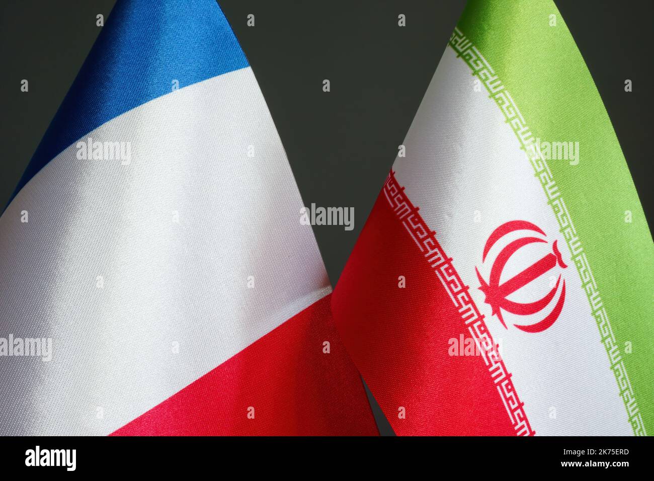 Drapeaux de la France et de l'Iran comme symbole des relations diplomatiques. Banque D'Images