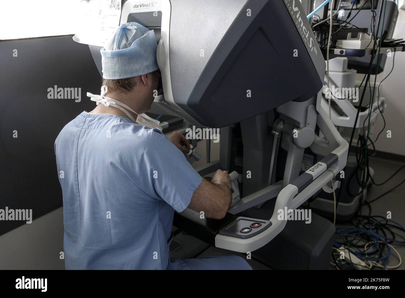 Chirurgie robotique à l'hôpital Lyon Sud - salle d'opération pendant la chirurgie robotique à l'hôpital Lyon Sud. Le patient atteint du syndrome de 'casse-noisette' subit une greffe de rein entièrement réalisée par un chirurgien aux commandes d'un robot chirurgical.©PHOTOPQR/LE PROGRES/photo Maxime JEGAT - opération chirurgicale robotisée à l'hôpital Lyon Sud -la poste de pilotage du robot avec lunette 3D visualisation, type de joystick pour la précision. Ce poste de commande, adaptable aux gabarits, permet de faire appel à la chirurgie de l'équipement de mesure conditio Banque D'Images