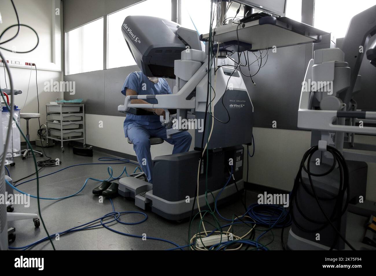 Chirurgie robotique à l'hôpital Lyon Sud - salle d'opération pendant la chirurgie robotique à l'hôpital Lyon Sud. Le patient atteint du syndrome de 'casse-noisette' subit une greffe de rein entièrement réalisée par un chirurgien aux commandes d'un robot chirurgical.©PHOTOPQR/LE PROGRES/photo Maxime JEGAT - opération chirurgicale robotisée à l'hôpital Lyon Sud -la poste de pilotage du robot avec lunette 3D visualisation, type de joystick pour la précision. Ce poste de commande, adaptable aux gabarits, permet de faire appel à la chirurgie de l'équipement de mesure conditio Banque D'Images
