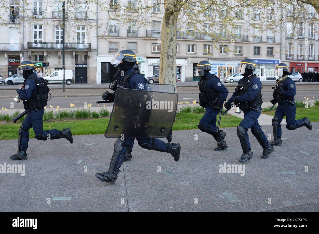 Manifestation en faveur du camp anti-aéroport de notre-Dame-des-Landes ZAD (zone a Defendre - zone de défense) à Nantes sur 14 avril 2018,©PHOTOPQR/OUEST FRANCE ; La manifestation en soutien à la Zad de notre-Dame-des-Landes un basculé très rapide en affrontant des gendarmes et des causes ce samedi après-midi dans le centre-ville de Nantes. NANTES LE 14 04 2018 PHOTO : MARC OLLIVIER démonstration en soutien du camp anti-aéroport de notre-Dame-des-Landes ZAD (zone a Defendre - zone à défendre) à 14 avril 2018, à Nantes Banque D'Images