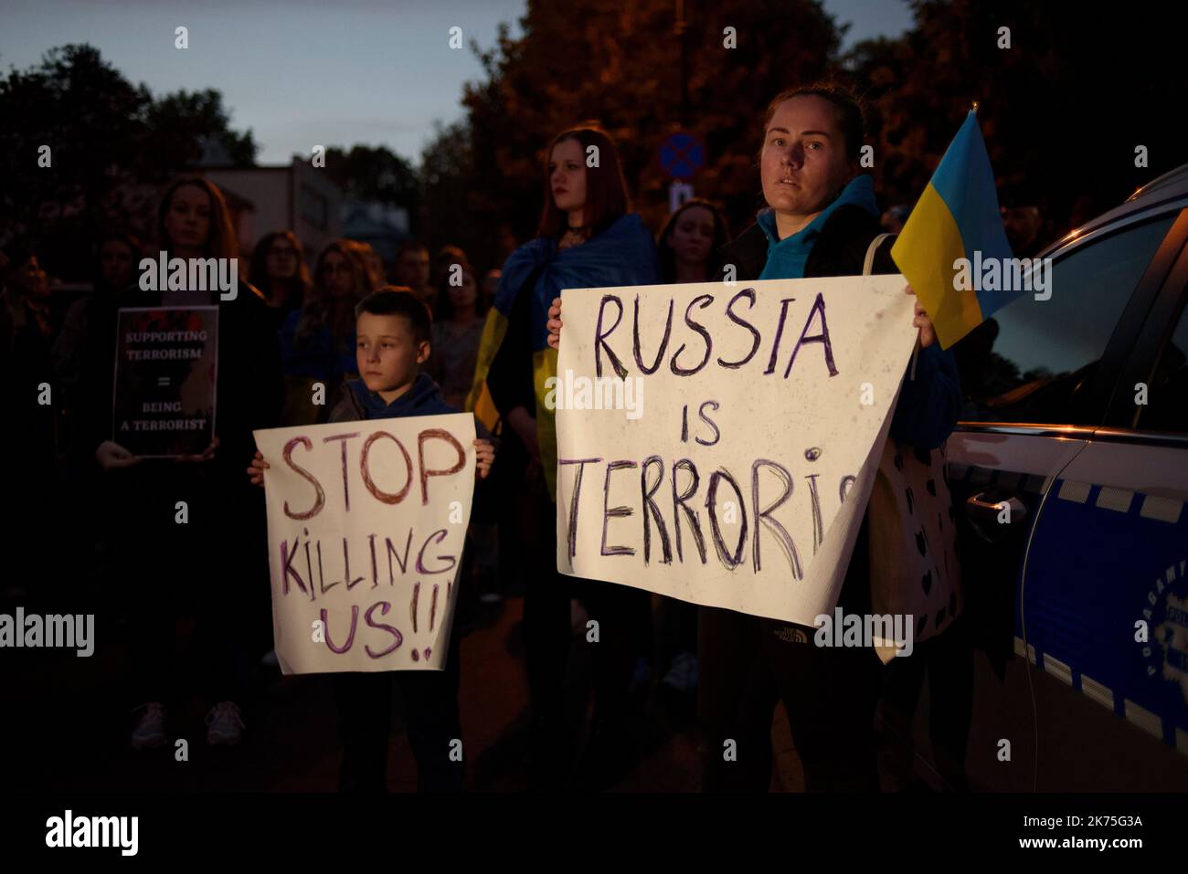 Varsovie, Varsovie, Pologne. 17th octobre 2022. Des manifestants présentent des panneaux indiquant « « Stop Killing US » et « la Russie est terroriste » lors d'un rassemblement devant l'ambassade d'Iran à 17 octobre 2022 à Varsovie, en Pologne. Des membres de la diaspora ukrainienne de Pologne se sont rassemblés devant l'ambassade de la République islamique d'Iran pour protester contre le soutien que le gouvernement iranien accorde à la Russie en leur fournissant des drones kamikaze. Le rassemblement a eu lieu à la suite d'attaques contre la capitale ukrainienne Kiev, lundi 17th octobre. (Credit image: © Aleksander Kalka/ZUMA Press Wire) Credit: ZUMA Press, Inc./Alamy Live Banque D'Images