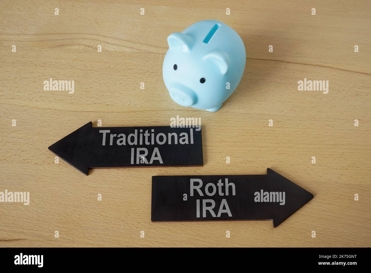Banc de porc bleu et flèches traditionnelles et Roth IRA. Banque D'Images
