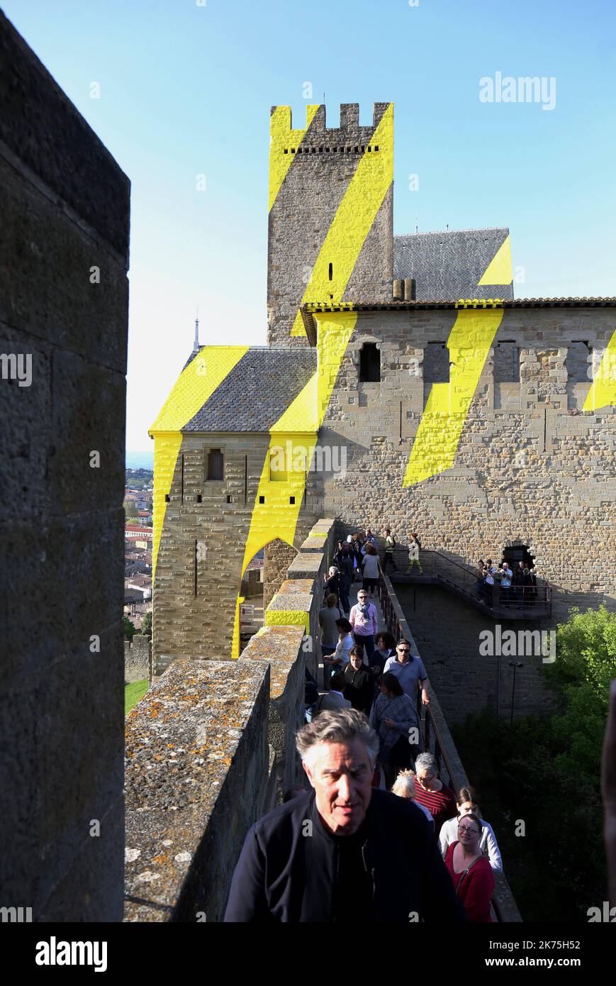 Carcassonne, France, avril 19th 2018 artiste suisse Felice Varini Street art sur la ville fortifiée. Banque D'Images