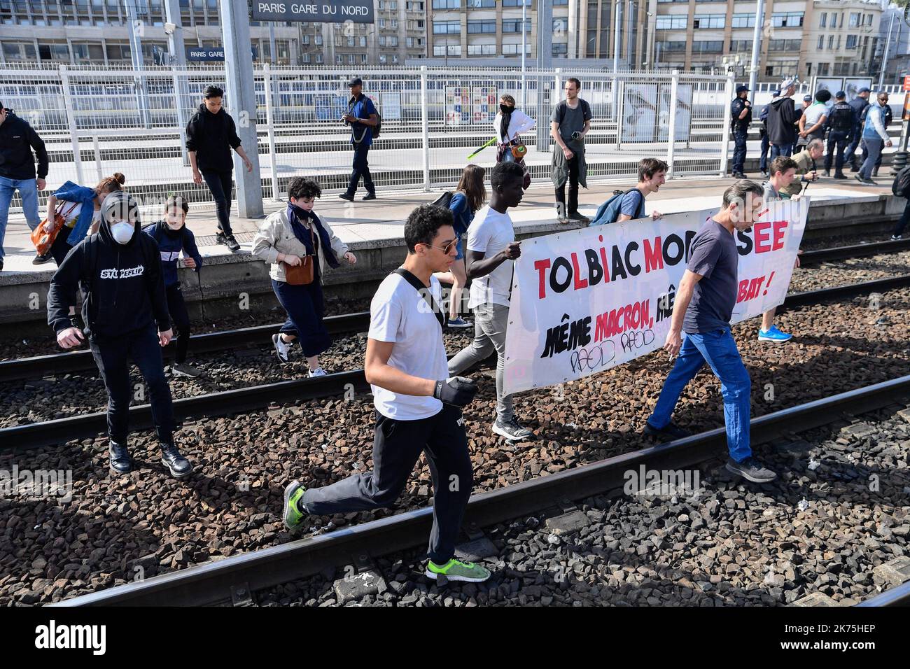 Les cheminots du syndicat CGT, aidés par des étudiants de Tolbiac et des collaborateurs solidaires, ont manifesté pacifiquement de la Bourse de Paris à la Gare du Nord contre la réforme SNCF. Banque D'Images