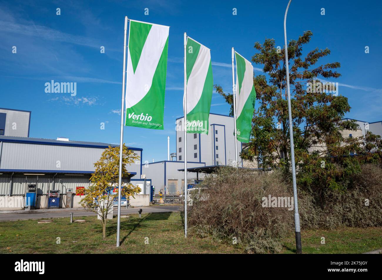 Schwedt, Allemagne. 17th octobre 2022. Des drapeaux portant le logo de la société survolent devant une partie de l'usine Verbio Vereinigte BioEnergie AG sur le site de la raffinerie PCK. VERBIO produit principalement du bioéthanol, du biométhane et du biodiesel à l'usine. Credit: Christophe bateau/dpa/Alay Live News Banque D'Images