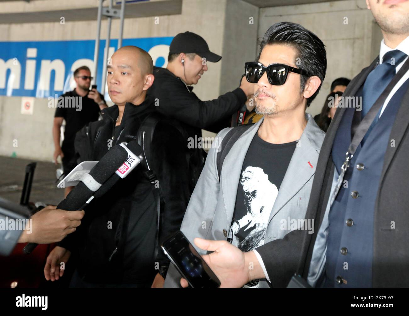 Aaron Kwok est vu arriver à un aéroport en France avant le Festival annuel du film de Cannes 71st. Banque D'Images