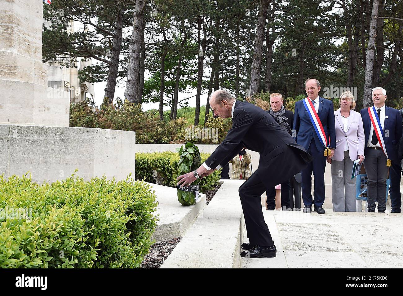 Prince Edward, duc de Kent à saint-Etienne au Mont HRH le duc de Kent fera une tournée des cimetières de la Commission des sépultures de guerre du Commonwealth le cimetière militaire d'Étaples le 10 mai 2018, son Altesse Royale le duc de Kent, président de la Commission des sépultures de guerre du Commonwealth (CGC), Suivra les traces de son grand-père, le roi George V, lorsqu'il visite un certain nombre de cimetières du CWGC sur l'ancien front occidental. Banque D'Images