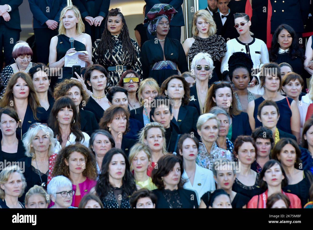 Le chef du jury, Cate Blanchett, avec d'autres cinéastes, lit une déclaration sur les marches du tapis rouge en signe de protestation Le manque de cinéastes féminins honorés tout au long de l'histoire du festival lors de la projection de 'Girls of the Sun (Les filles du Soleil)' lors du Festival annuel du film de Cannes 71st Banque D'Images