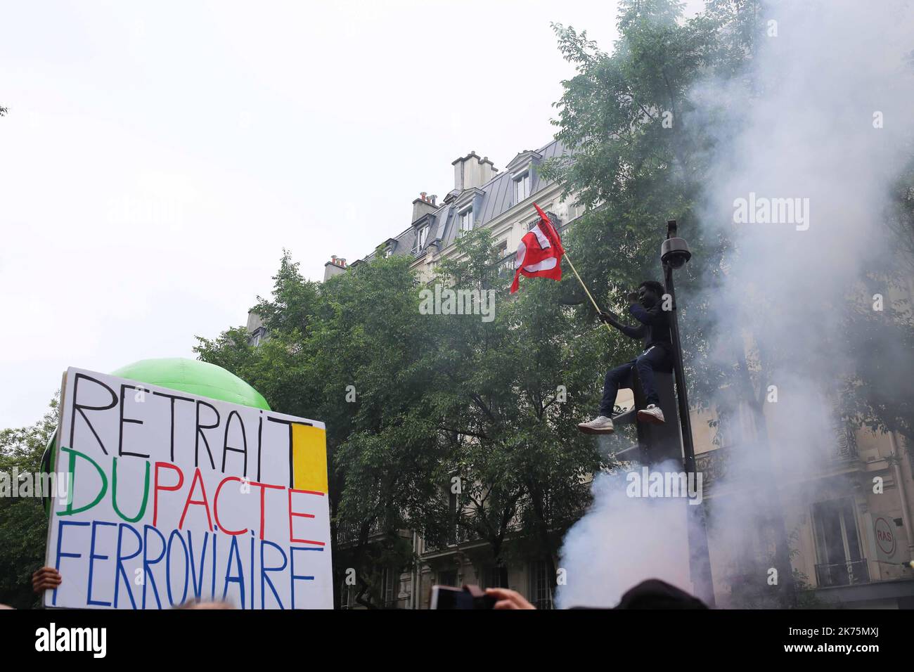 Manifestation des cheminots à Paris, France sur 14 mai 2018. ÉNicolas Joubert/Wostok presse/Maxppp 14/05/2018 Paris, France manifestation des cheminots a Paris au 16 eme jour de greve manifestation des cheminots à Paris Banque D'Images