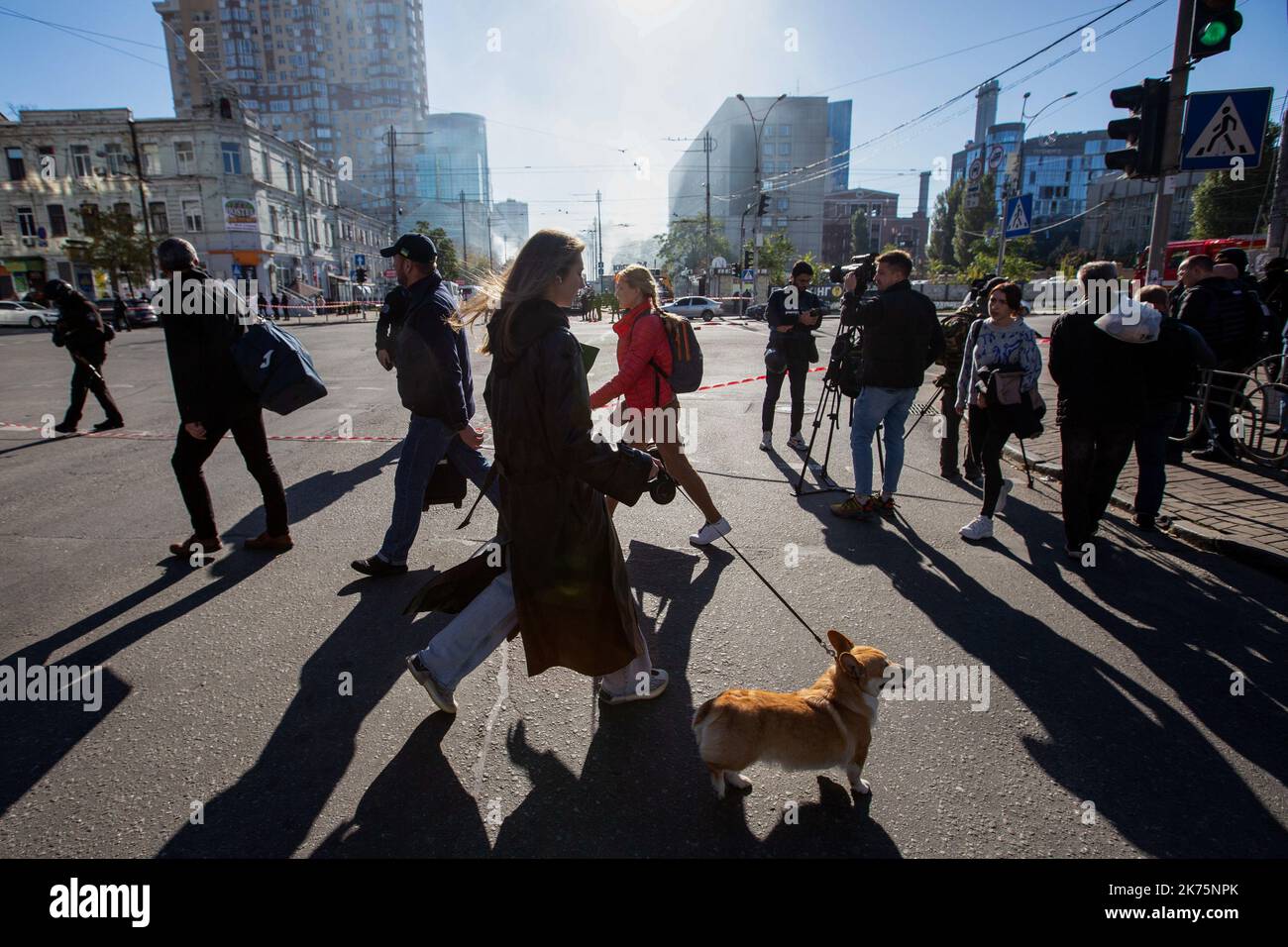 Kiev, Ukraine. 17th octobre 2022. Les gens marchent près du site de l'explosion à la suite d'une attaque de drone, que les autorités locales considèrent comme des véhicules aériens sans pilote de fabrication iranienne (UAV) Shahed-136, dans le centre de Kiev. Au moins quatre personnes ont été tuées à la suite d’une attaque par drone sur un immeuble résidentiel de Kiev. (Photo par Oleksii Chumachenko/SOPA Images/Sipa USA) crédit: SIPA USA/Alay Live News Banque D'Images