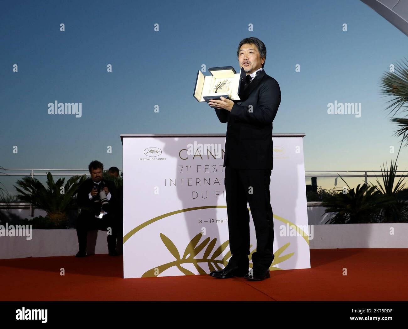Palme d’Or : « une affaire de famille » du Japon Hirokazu Kore-eda. Première palme d'or japonaise depuis « l'Anguille » de Shohei Imamura en 1997, « une affaire de famille » raconte l'histoire d'une famille qui vote et chaparde dans les magasins, qui contient une fillette maltraitée. Festival annuel du film de Cannes 71st à Cannes, France, mai 2018. Le festival du film se déroulera du 8 au 19 mai. Banque D'Images