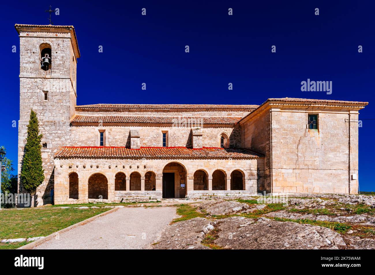 Une église de 13th ans, dédiée à l'Asunción de Nuestra Señora. Tamajón, Guadalajara, Castilla la Mancha, Espagne, Europe Banque D'Images Une église de 13th ans, dédiée à l'Asunción de Nuestra Señora. Tamajón, Guadalajara, Castilla la Mancha, Espagne, Europe Banque D'Images
