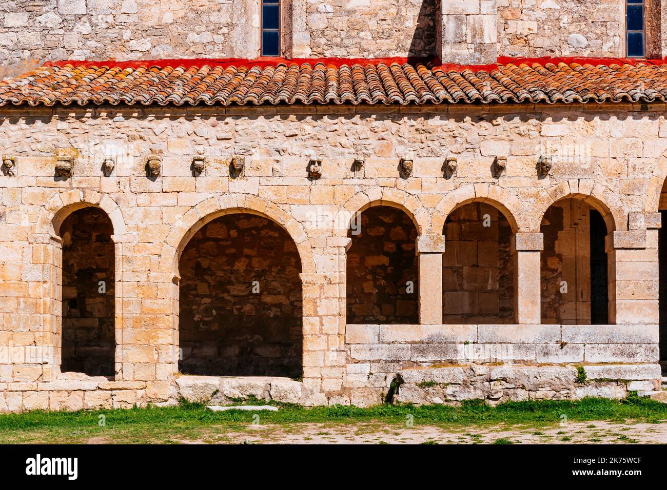 Détail atrium. Une église de 13th ans, dédiée à l'Asunción de Nuestra Señora. Tamajón, Guadalajara, Castilla la Mancha, Espagne, Europe Banque D'Images Détail atrium. Une église de 13th ans, dédiée à l'Asunción de Nuestra Señora. Tamajón, Guadalajara, Castilla la Mancha, Espagne, Europe Banque D'Images