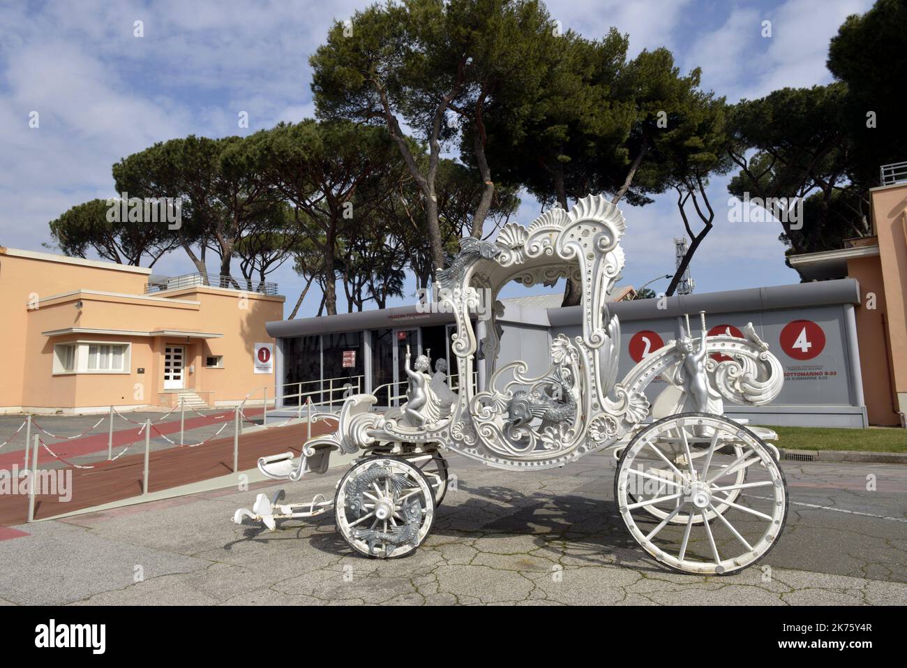 Rome, Italie, février 2018 - Cinecittà est un grand studio de cinéma à Rome, Italie. Avec une superficie de 400 000 mètres carrés, c'est le plus grand studio de cinéma d'Europe et est considéré comme le centre du cinéma italien. Les studios ont été construits pendant l'ère fasciste dans le cadre d'un projet visant à relancer l'industrie cinématographique italienne Banque D'Images