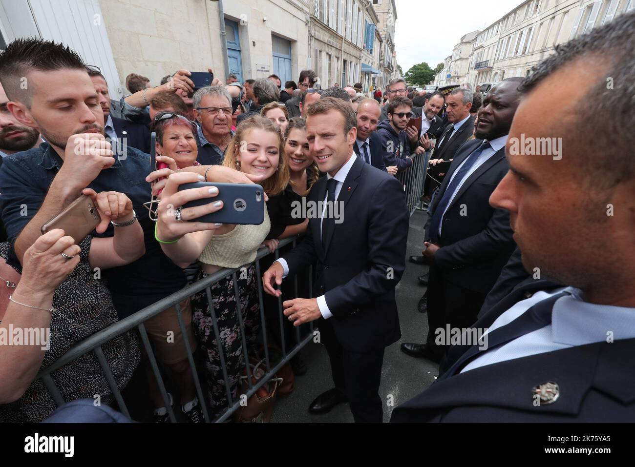Le président français Emmanuel Macron, la ministre française de la Culture, Françoise Nyssen, et l'animateur français de télévision, Stéphane Bern, visitent la maison de Pierre Loti à Rochefort, aidée par la « Loto du patrimoine », dans l'ouest de la France, sur 14 juin 2018. Banque D'Images
