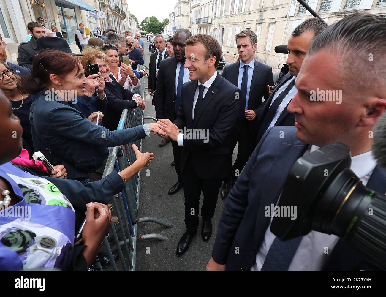 Le président français Emmanuel Macron, la ministre française de la Culture, Françoise Nyssen, et l'animateur français de télévision, Stéphane Bern, visitent la maison de Pierre Loti à Rochefort, aidée par la « Loto du patrimoine », dans l'ouest de la France, sur 14 juin 2018. Banque D'Images