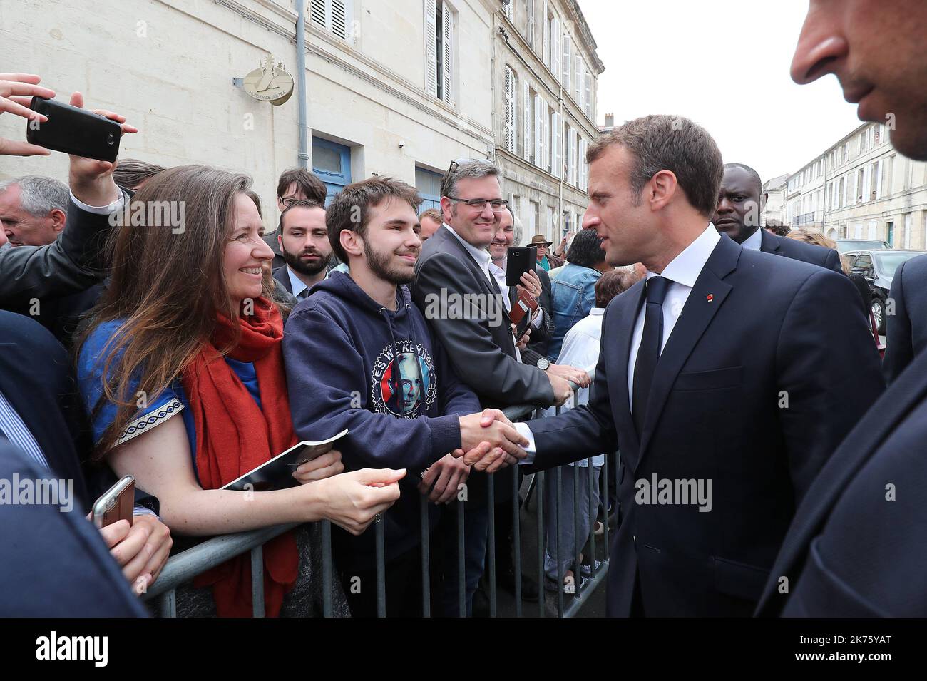 Le président français Emmanuel Macron, la ministre française de la Culture, Françoise Nyssen, et l'animateur français de télévision, Stéphane Bern, visitent la maison de Pierre Loti à Rochefort, aidée par la « Loto du patrimoine », dans l'ouest de la France, sur 14 juin 2018. Banque D'Images