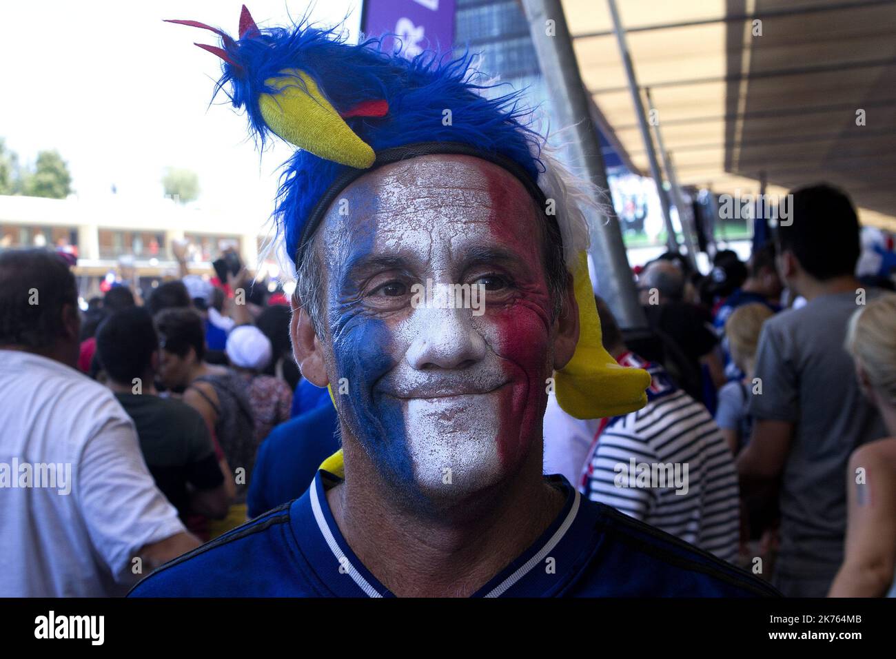 Les supporters français fêtent après que l'équipe nationale française a remporté la finale de la coupe du monde 2018 sur 15 juillet 2018.Guillaume Bonnefont/IP3, Montpellier, France le 15 juillet 2018. Un supporter avec le visage peint au couleurs de la France regarde le match a la mairie de Montpellier. Un supporter au visage peint aux couleurs de la France regarde le match à l'hôtel de ville de Montpellier. Banque D'Images