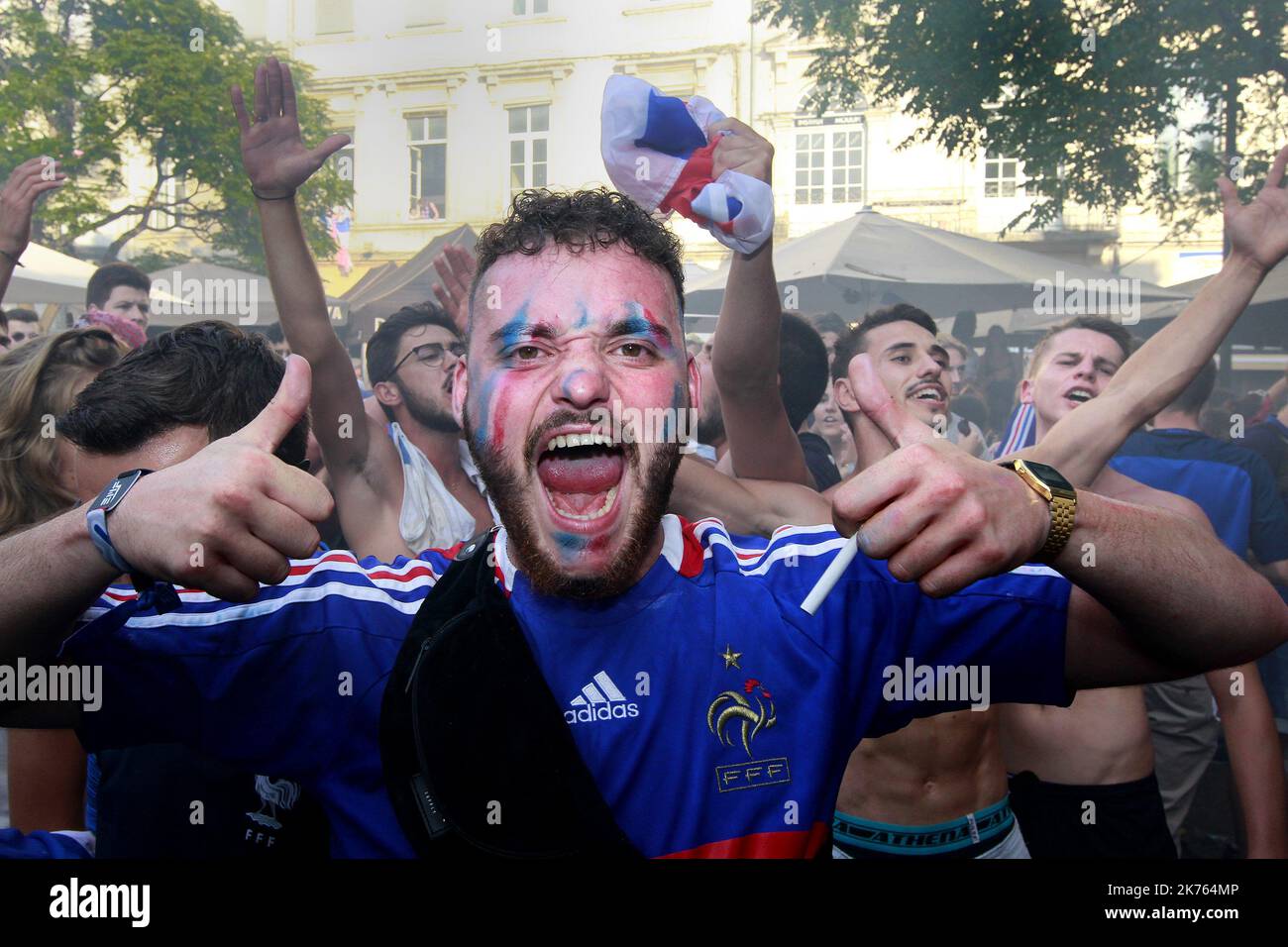 Les supporters français fêtent après que l'équipe nationale française a remporté la finale de la coupe du monde 2018 sur 15 juillet 2018.Guillaume Bonnefont/IP3, Montpellier, France le 15 juillet 2018. Les Montpellierains fete la France le championnat du monde au mondial 2018 sur une place du centre ville de Montpellier. Les Montpellierans célèbrent la France comme championne du monde lors de la coupe du monde 2018 sur une place du centre-ville de Montpellier. Banque D'Images