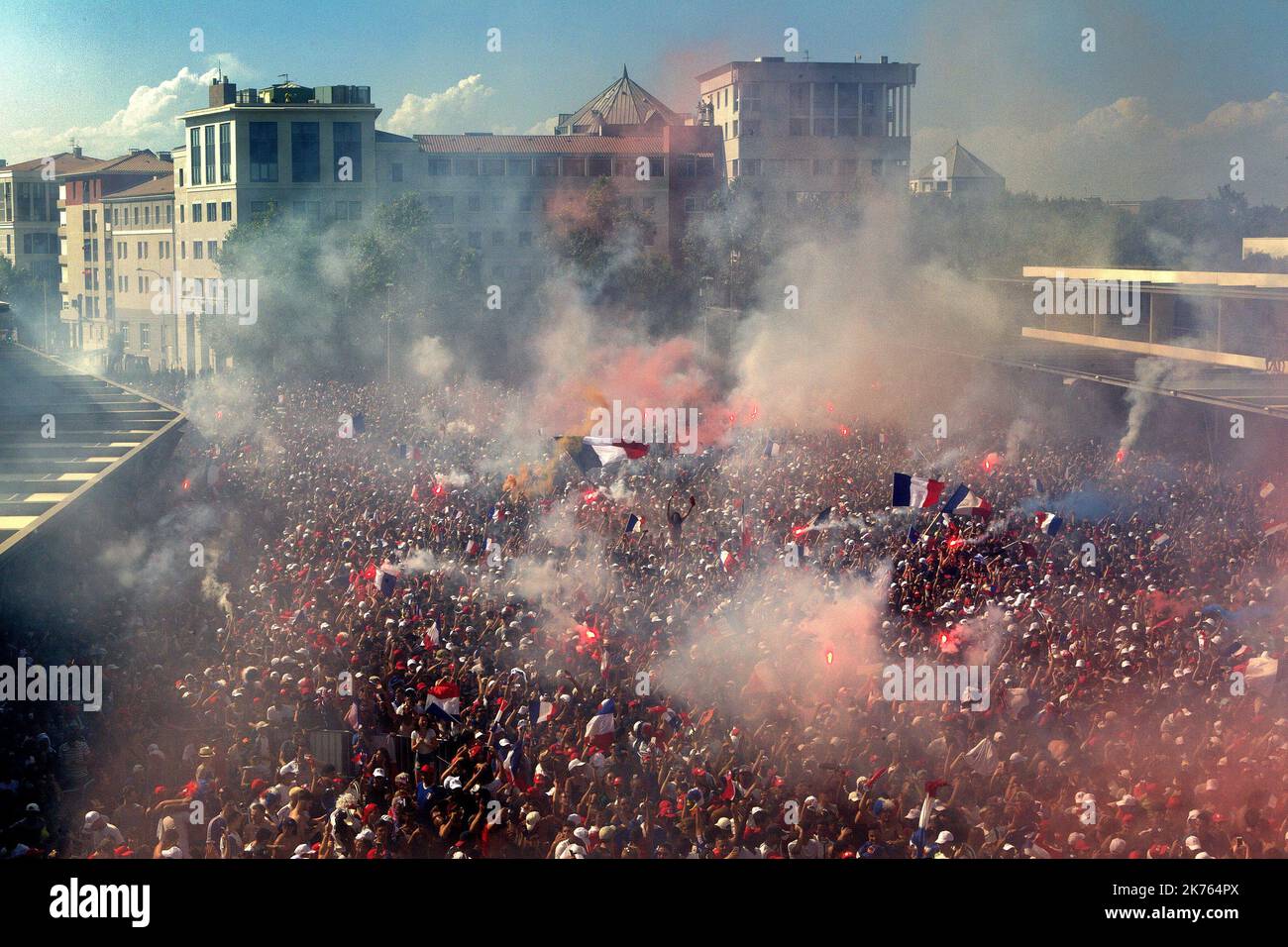 Les supporters français fêtent après que l'équipe nationale française a remporté la finale de la coupe du monde 2018 sur 15 juillet 2018.Guillaume Bonnefont/IP3, Montpellier, France le 15 juillet 2018. Des supporters sont venus en masse regader la finale de la coupe du monde France Croatie a la mairie de Montpellier qui a installee un ecran géant. La France vient d inscrire son deuxieme mais. Les supporters sont venus en masse pour assister à la finale de la coupe du monde de France Croatie à l'hôtel de ville de Montpellier, qui a installé un écran géant. La France vient de marquer son deuxième but. Banque D'Images