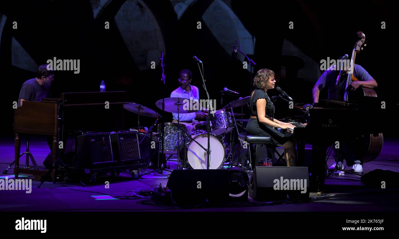 Norah Jones joue en concert à Perpignan, en France Banque D'Images