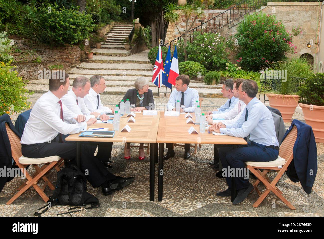 (G-D) Premier ministre britannique, conseiller aux affaires étrangères Olly Robbins, chef d'état-major du Premier ministre britannique Gavin Barwell, ambassadeur anglais en France Edward Llewellyn, première ministre britannique Theresa May, président français Emmanuel Macron, ambassadeur français britannique Jean-Pierre Jouyet, Conseiller diplomatique français junior Aurélien LeChevallier et conseiller français pour les affaires européennes et G20 Clément Beaune, rencontre au fort de Bregancon à Bormes-les-Mimosas, dans le sud de la France, sur 3 août 2018. May a réduit ses vacances pour la réunion à la retraite d'été présidentielle française. Banque D'Images