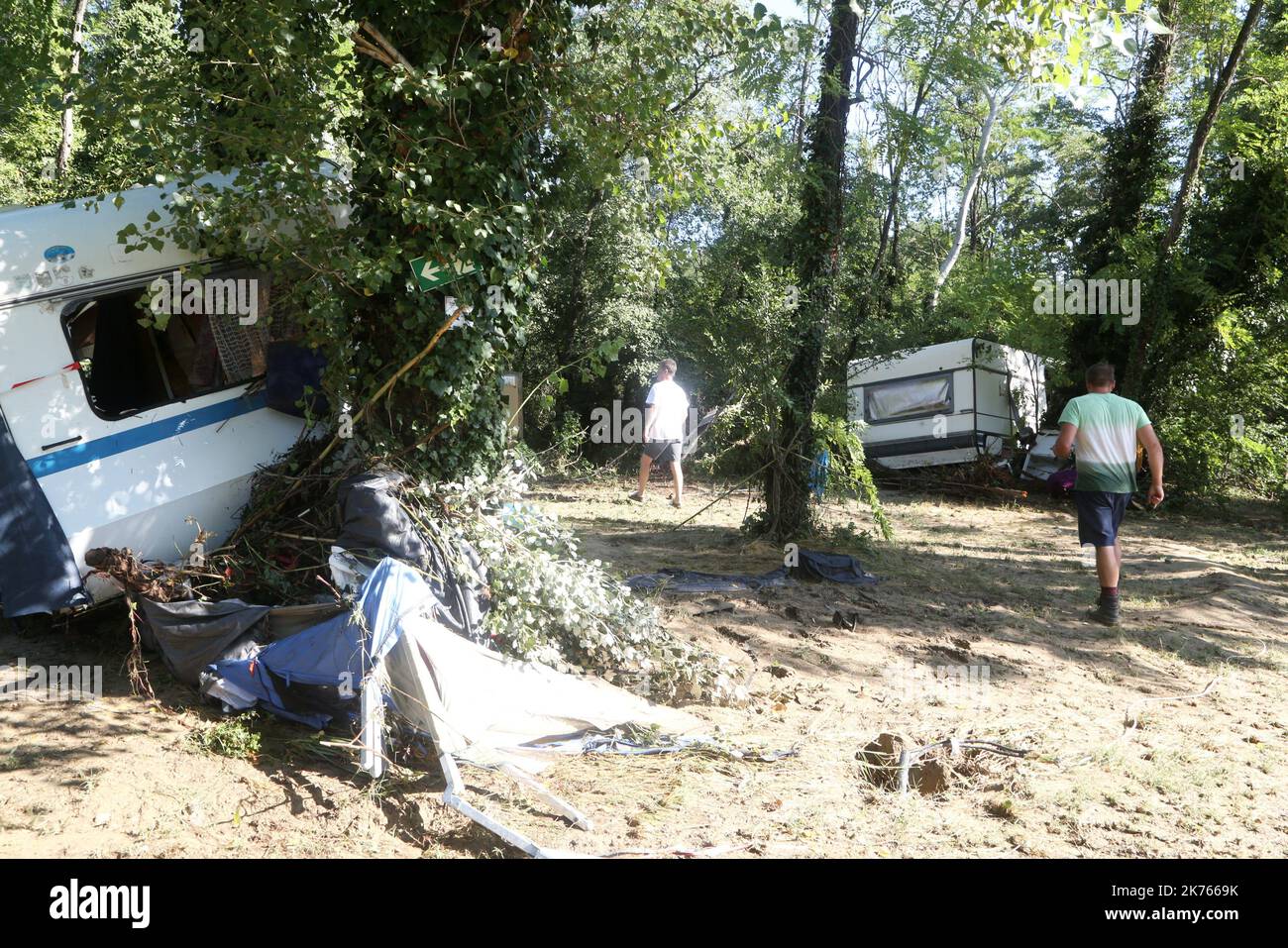 Inondations en France : des Allemands disparus après que des centaines de personnes ont été évacuées des campings les équipes de secours françaises sont toujours à la recherche d'un Allemand qui a disparu après une inondation éclair qui a balayé un camping appartenant à l'Allemagne dans la région du Gard. Une enquête de police a commencé dans l'affaire. Banque D'Images