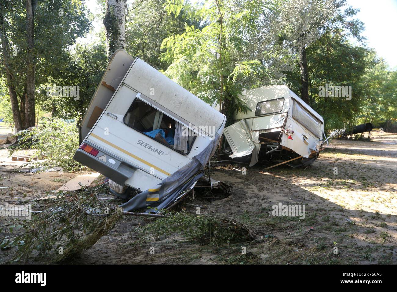 Inondations en France : des Allemands disparus après que des centaines de personnes ont été évacuées des campings les équipes de secours françaises sont toujours à la recherche d'un Allemand qui a disparu après une inondation éclair qui a balayé un camping appartenant à l'Allemagne dans la région du Gard. Une enquête de police a commencé dans l'affaire. Banque D'Images