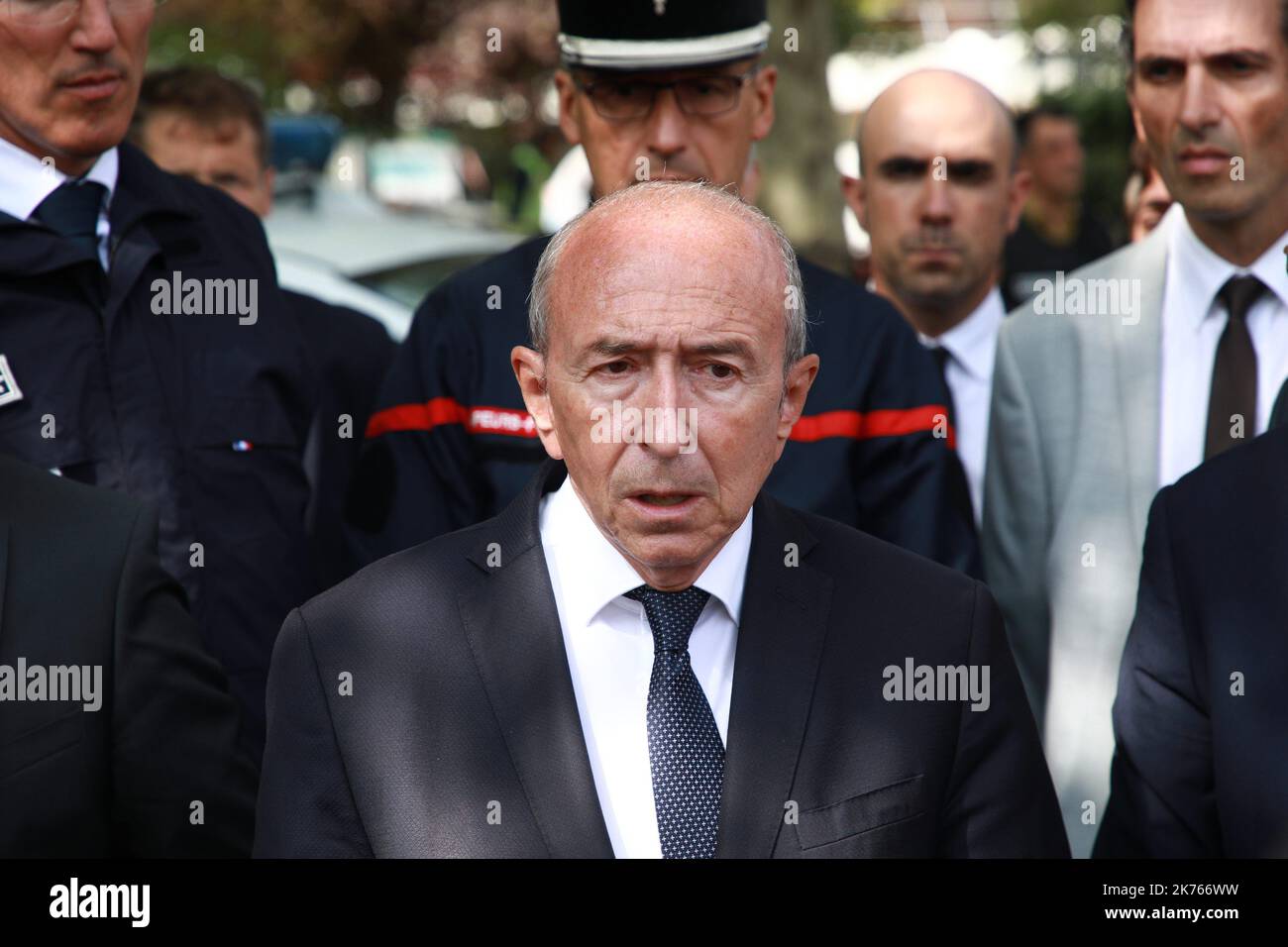 Le ministre français de l'intérieur, Gérard Collomb, s'adresse aux médias après qu'une Knifeman ait poignardé trois femmes à trappes, à Paris. Le knifeman a tué sa mère et sa sœur et a grièvement blessé une troisième femme avant d'être tuée par la police. Banque D'Images