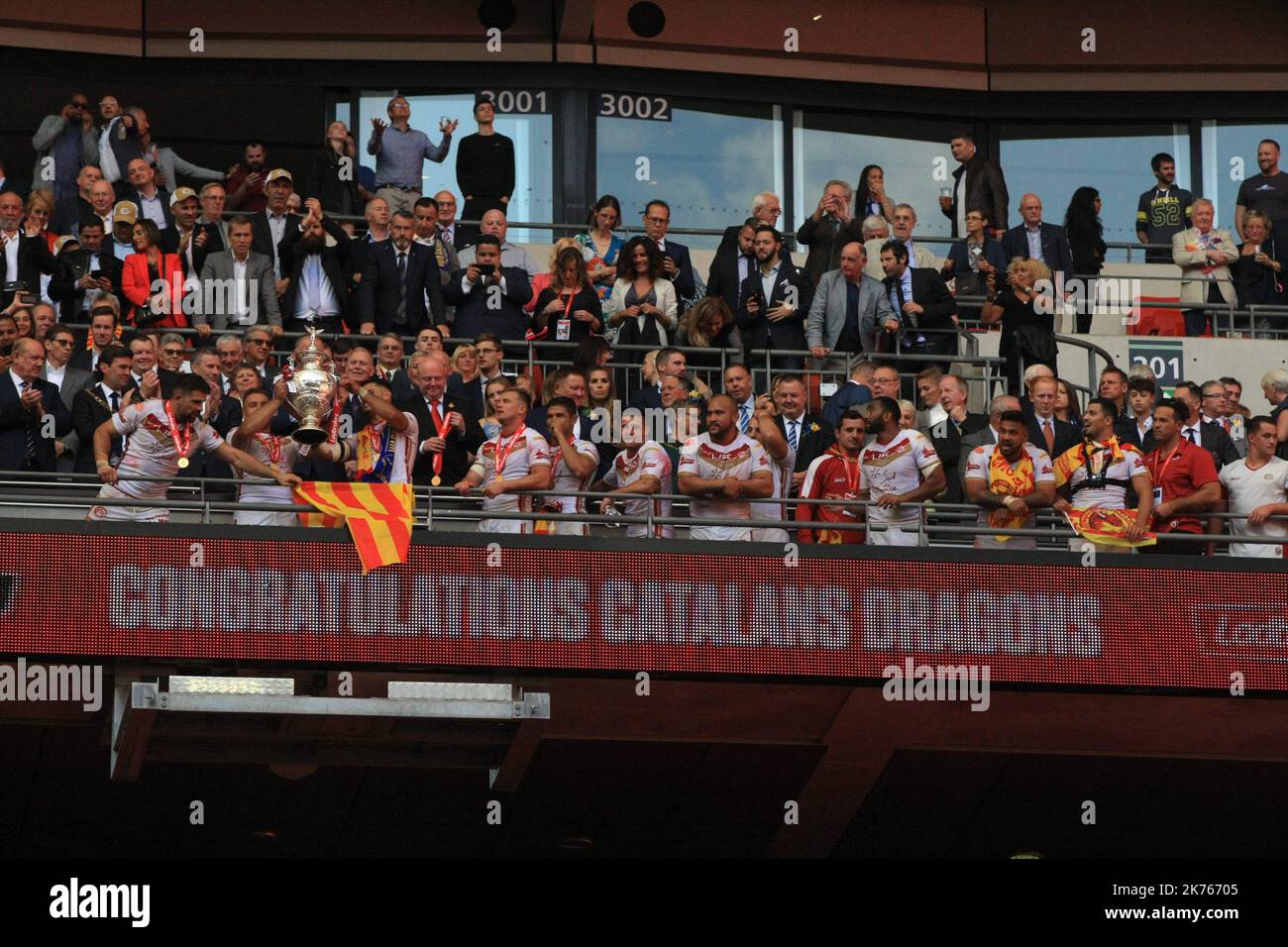 les dragons catalanes gagnants gaglne la coupe d'angleterre les dragons Catalanes gagnent la coupe d'Angleterre 2018. Dans le légendaire stade Wembley de Londres, les Dragons catalans ont remporté la finale de la coupe contre Warrington 20-14, marquant un premier titre après 13 ans Banque D'Images