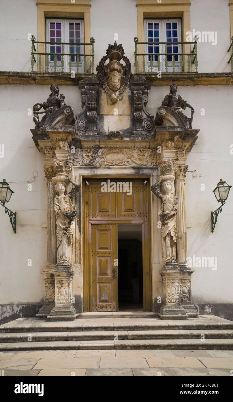 Porte d'entrée décorée ornée d'un renflement sur le terrain de l'ancienne université de Coimbra, Coimbra, Portugal. Banque D'Images