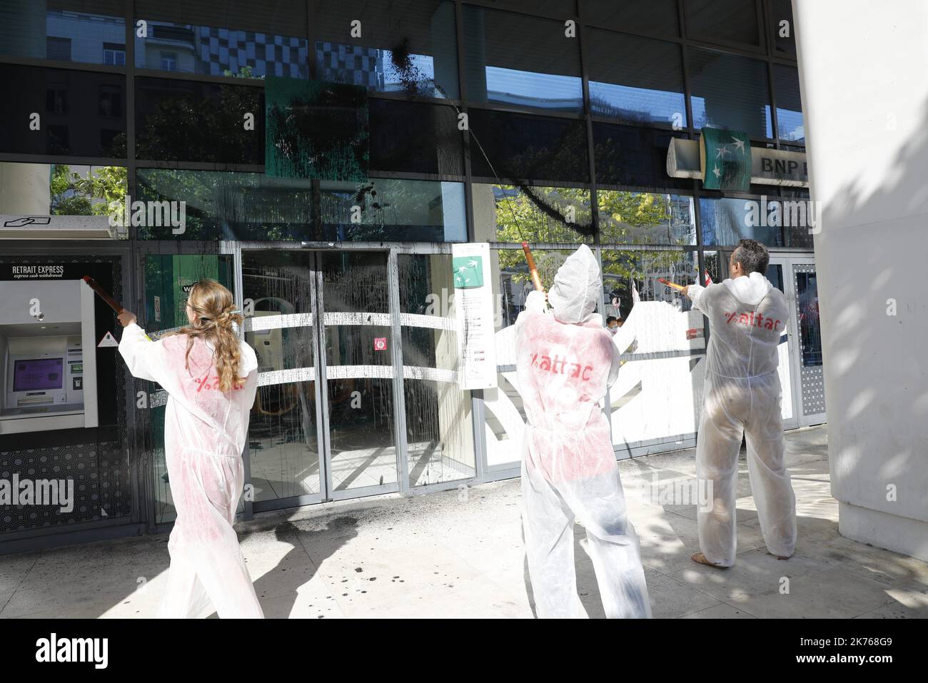 Manifestation militante Attacc devant une banque. Attac est un mouvement international qui travaille à des alternatives sociales, environnementales et démocratiques dans le processus de mondialisation. Banque D'Images