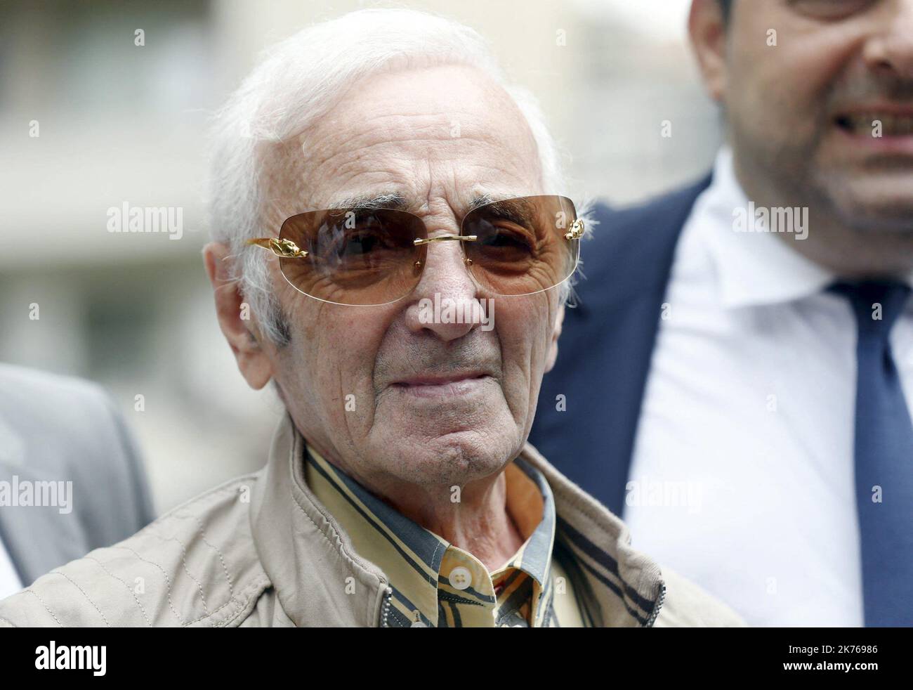 Le chanteur Charles AZNAVOUR est venu à l'ambassade d'Arménie à Marseille pour annoncer la création de la Fondation Aznavour. Selon un porte-parole, le chanteur et compositeur français Charles Aznavour est décédé à 94 ans après une carrière de plus de 80 ans. L'interprète français et arménien a vendu plus de 180 millions de disques. Banque D'Images