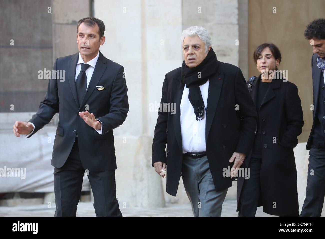 Enrico Macias assiste aux funérailles du regretté chanteur Charles Aznavour. Banque D'Images