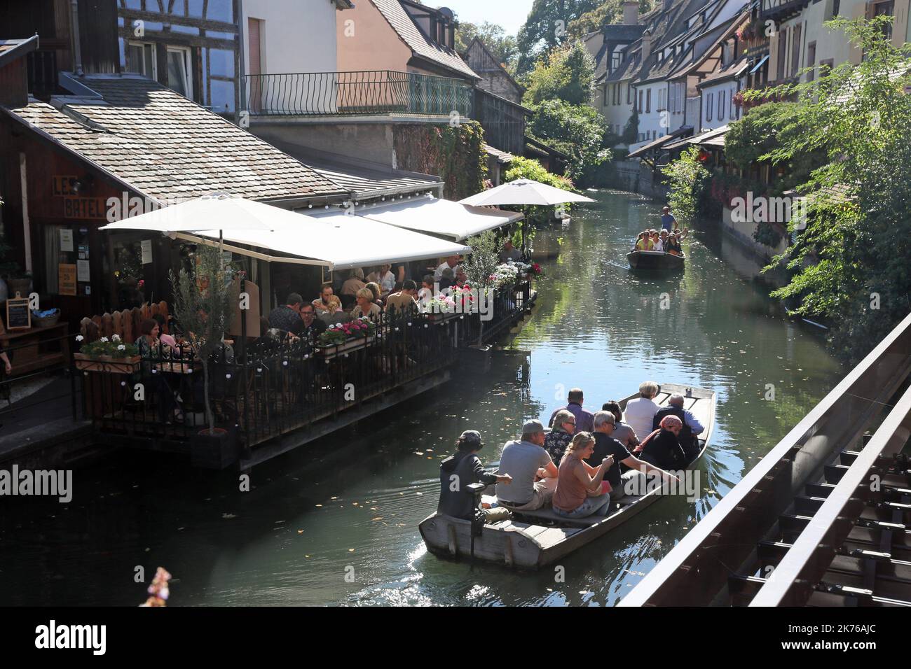 Les touristes visitent la petite Venise de Colmar alors que les températures atteignent 29 degrés celsius sur 13 octobre 2018. Banque D'Images