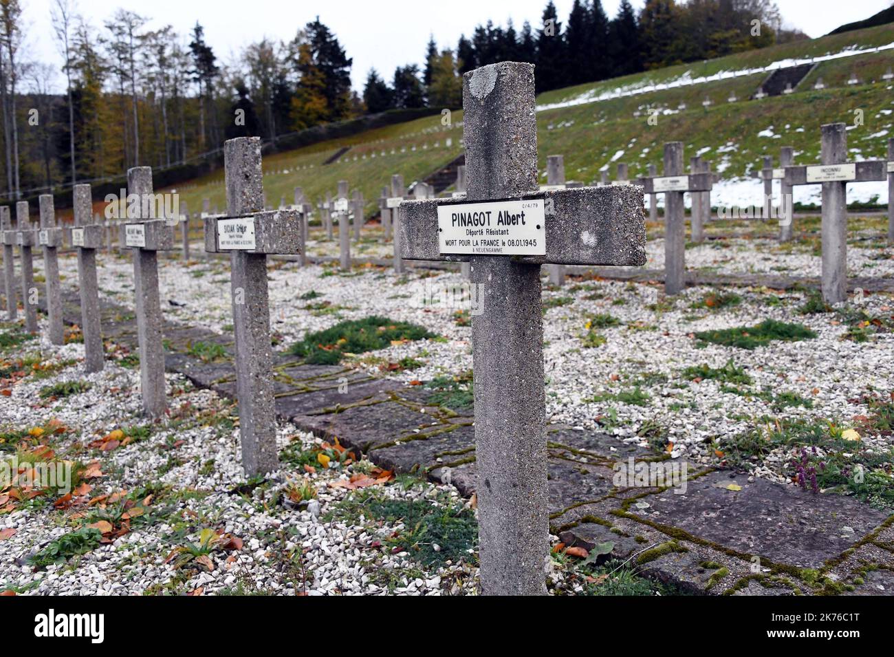Restauration du camp de concentration de la Seconde Guerre mondiale en France sur 31 octobre 2018. REPUBLICAIN/C JACQUOT ; SECONDE GUERRE MONDIALE - ALLEMAGNE NAZI - SS - MASSACRE - CRIMES DE GUERRE - JUIFS - CAMP DE CONCENTRATION - DEPORTES la nécropole nationale, où reposent les corps de 1 118 English(s) mort(e)s en déportation. Natzweiller, le 31 octobre 2018. Photo Cédric Jacquot - le camp de concentration de Struthof de la Seconde Guerre mondiale est restauré Banque D'Images