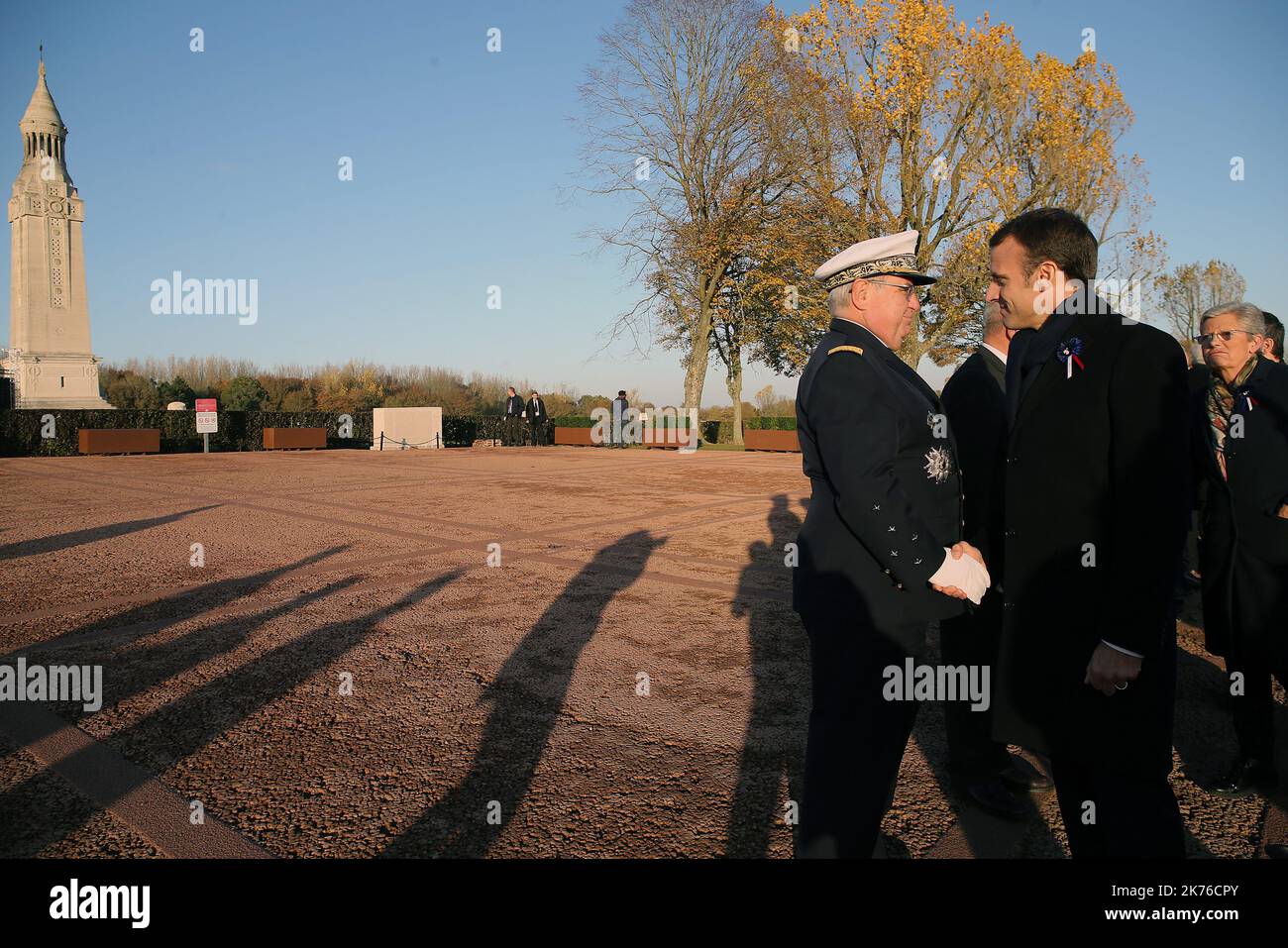 Le président français Emmanuel Macron visite le mémorial de la guerre mondiale de 1 'l'anneau de la mémoire' ou 'anneau du souvenir' à Ablain-Saint-Nazaire, en France, sur 8 novembre 2018. Banque D'Images