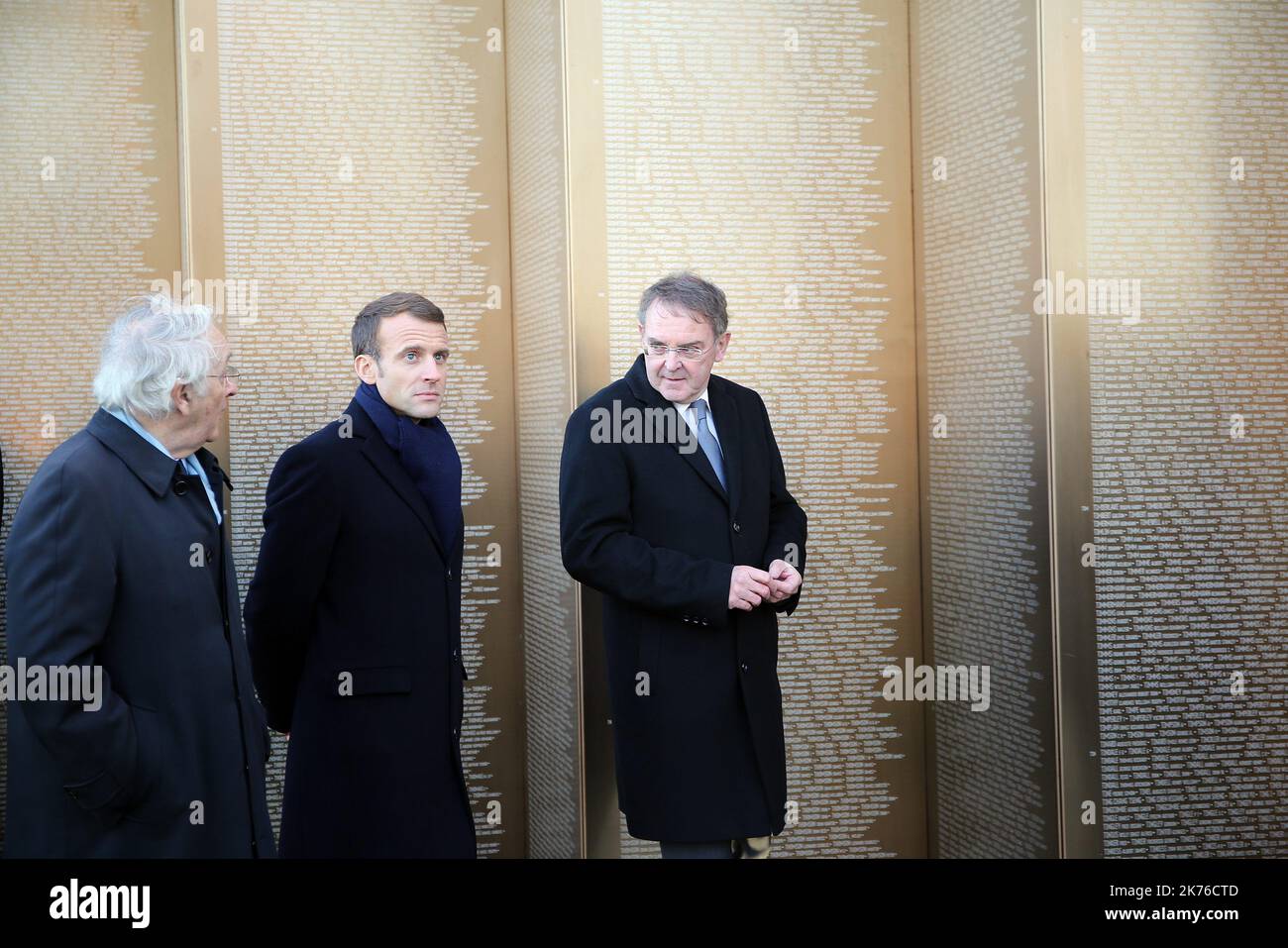 Le président français Emmanuel Macron visite le mémorial de la guerre mondiale de 1 'l'anneau de la mémoire' ou 'anneau du souvenir' à Ablain-Saint-Nazaire, en France, sur 8 novembre 2018. Banque D'Images