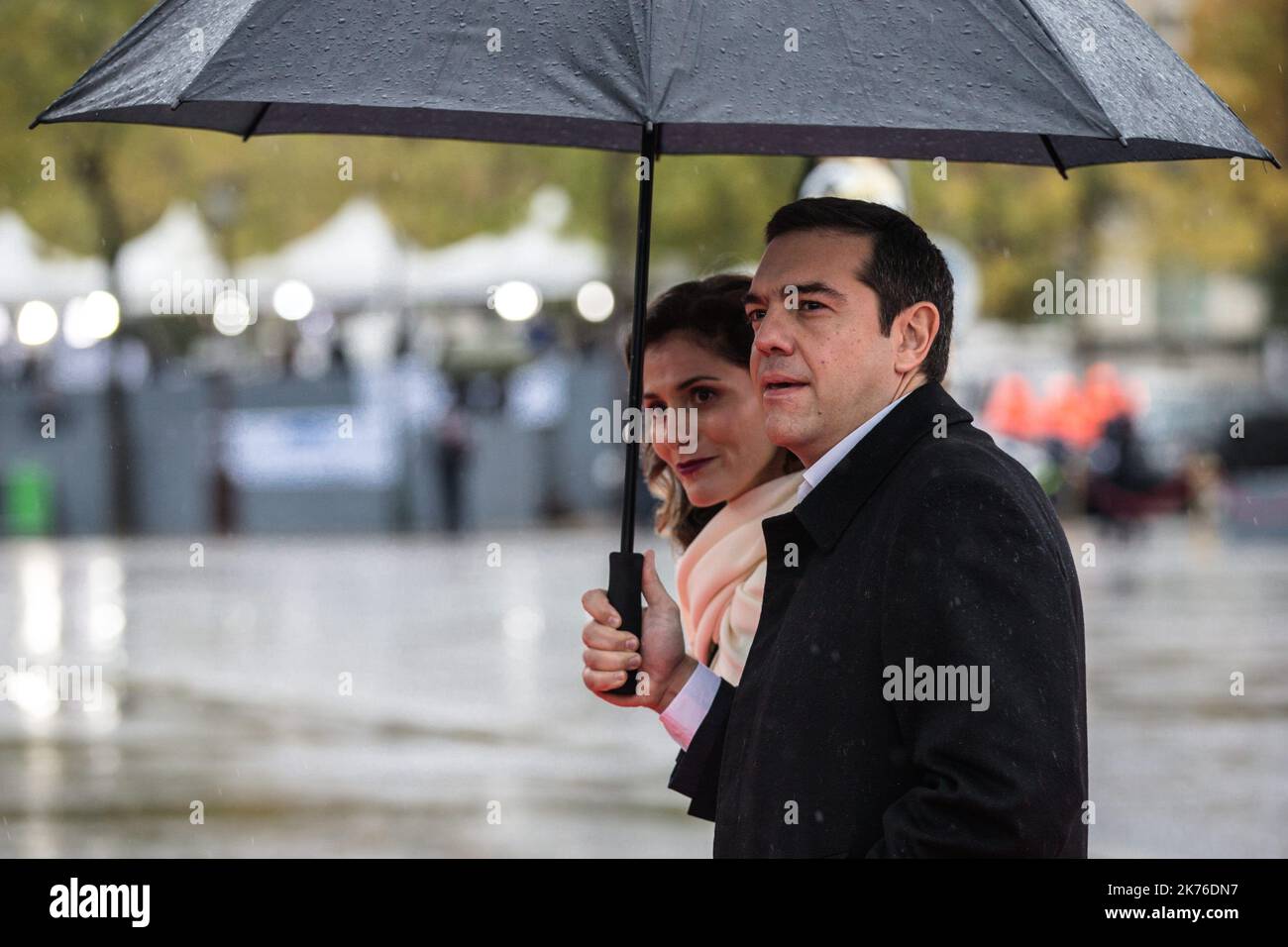 Le Premier ministre grec Alexis Tsipras et son épouse arrivent à l'Arc de Triomphe de Paris sur 11 novembre 2018 dans le cadre des commémorations marquant le 100th anniversaire de l'armistice du 11 novembre 1918, mettant fin à la première Guerre mondiale Banque D'Images