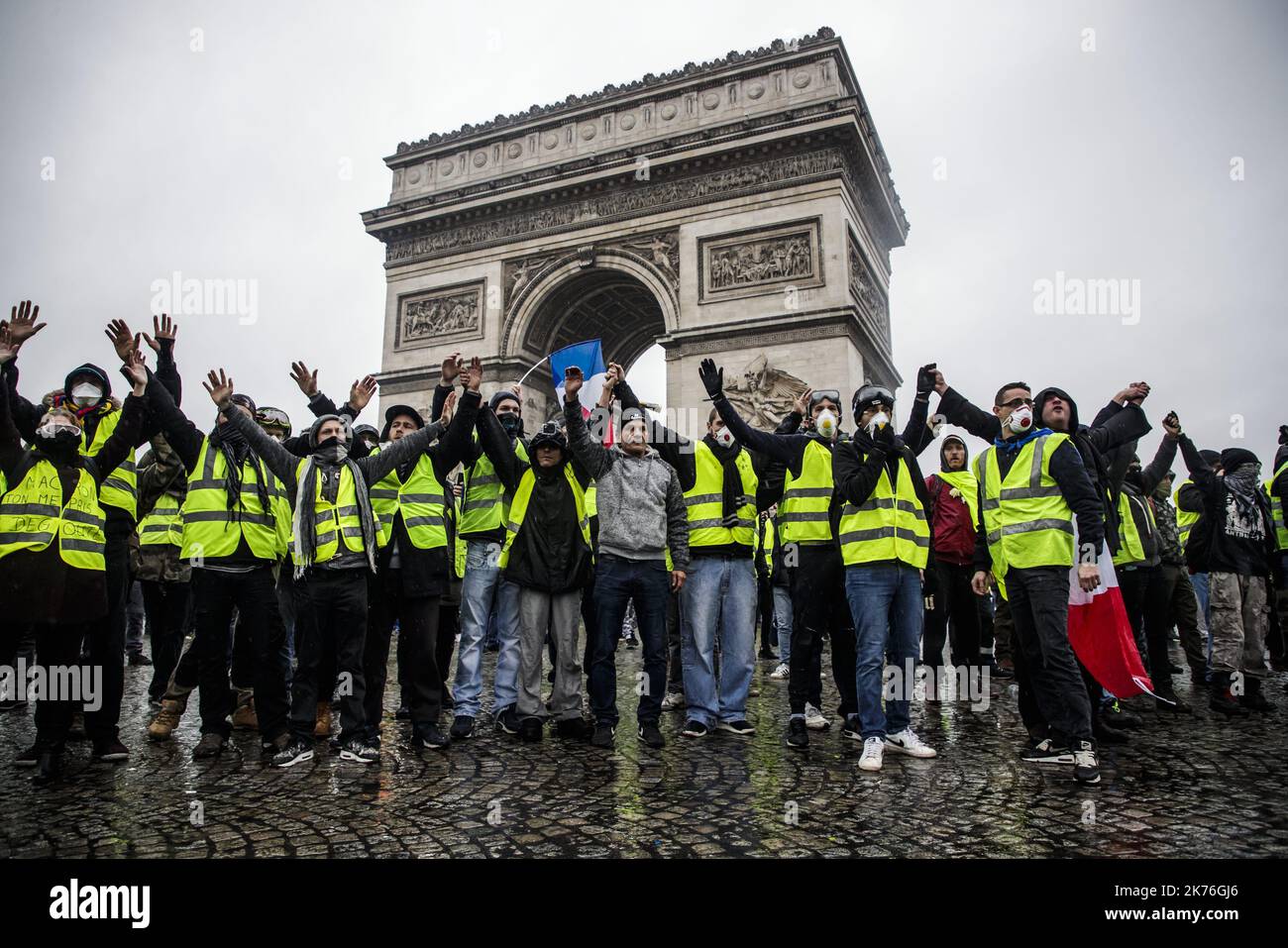 Les manifestants s'opposent à la police anti-émeute lors d'une manifestation « Yellow Vest » à Paris, en France. Le troisième rassemblement « Yellow Vest » (gilets jaunes) à Paris au sujet de l'augmentation des taxes sur le carburant et du leadership au sein du gouvernement a aujourd'hui provoqué plus de 260 arrestations dans la ville, faisant état de blessures aux manifestants et aux forces de sécurité dues à des violences qui ont irruiné suite aux affrontements Banque D'Images